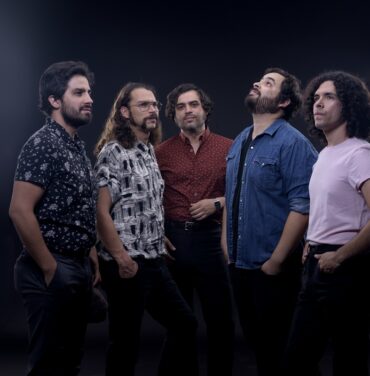 Enjambre estrena el sencillo “Delorean”