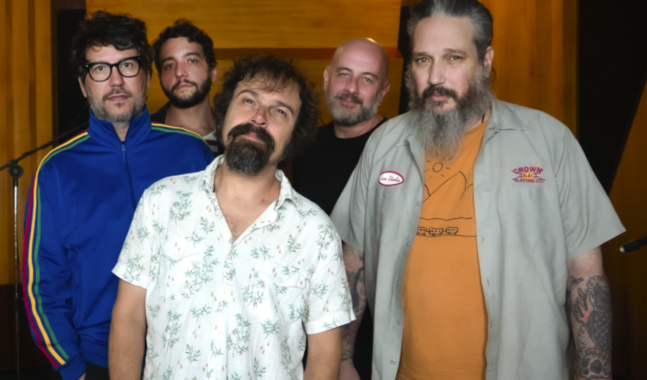 Estranhos Românticos estrena su EP, 'Não é o Fim'