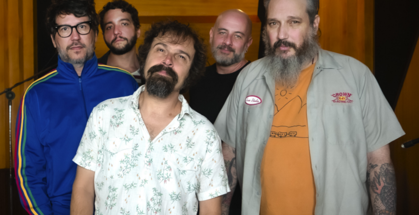 Estranhos Românticos estrena su EP, 'Não é o Fim'