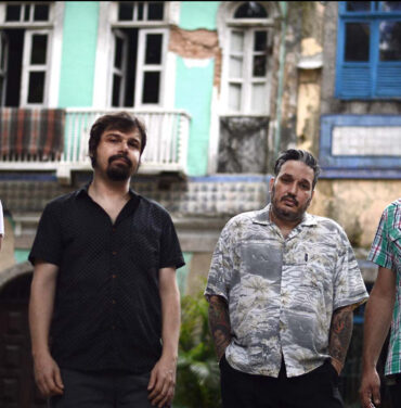 Estranhos Românticos estrena el videoclip oficial para “Só”