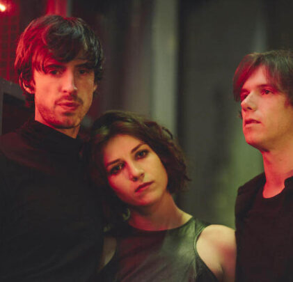 “Strangers”, el nuevo video de Estrons