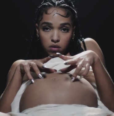FKA Twigs ¿da a luz? en artístico video