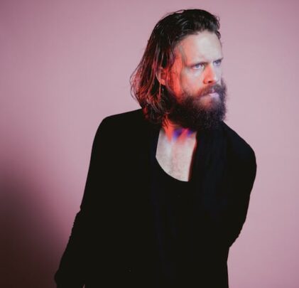 Father John Misty comparte canciones nuevas en vivo
