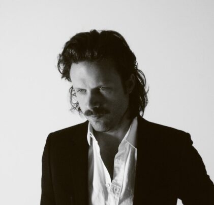 Father John Misty da detalles sobre su próximo álbum