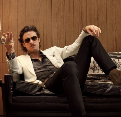 Father John Misty estrenó un álbum para recaudar fondos