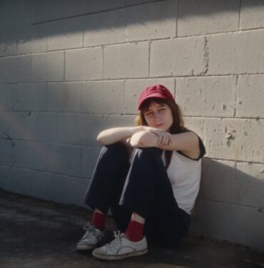 Escucha “A Dream With a Baseball Player”, lo nuevo de Faye Webster