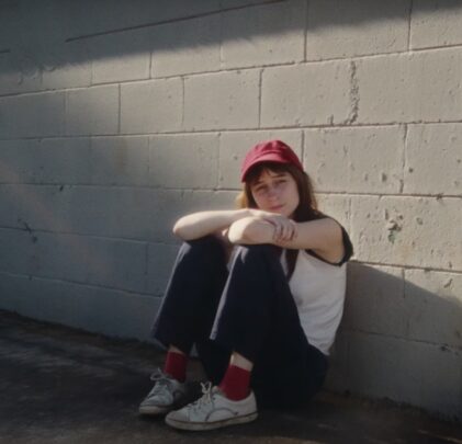 Escucha “A Dream With a Baseball Player”, lo nuevo de Faye Webster