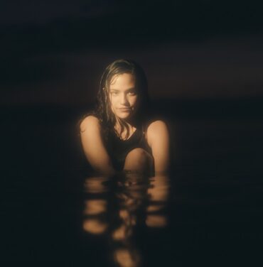 Fernanda Perochena, pop experimental que fluye entre oscuros ambientes veraniegos