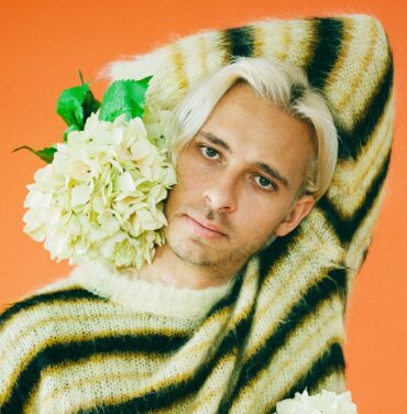 Escucha 'Arrived Anxious, Left Bored' de Flume