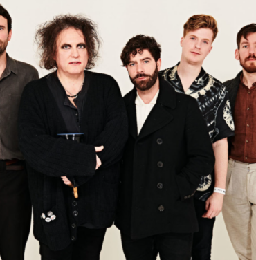Yannis Philippakis cuenta bochornosa experiencia con Robert Smith