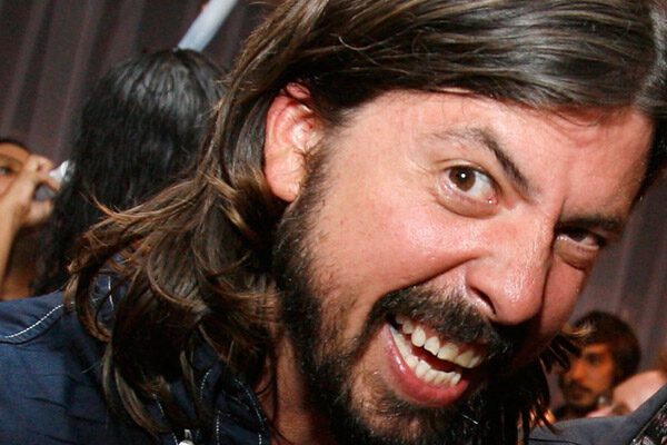 Foo Fighters estrena canción en concierto benéfico