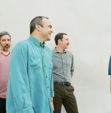 Future Islands lanza “Born In A War” y adelanta álbum