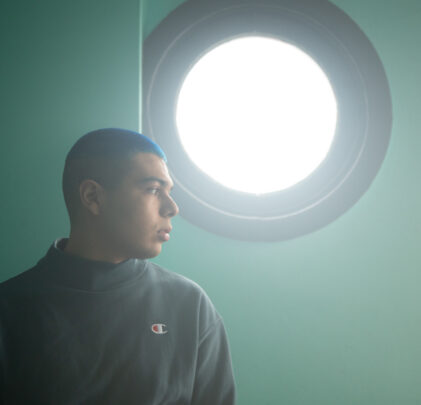 Gianluca se enfrenta al amor virtual en “MÁS”