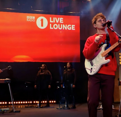 Glass Animals interpreta el cover de “Solar Power”