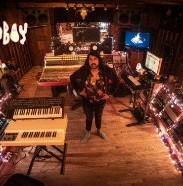 Acompaña a Goodboy INC. a perseguir monstruos por la ciudad