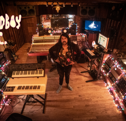 Acompaña a Goodboy INC. a perseguir monstruos por la ciudad