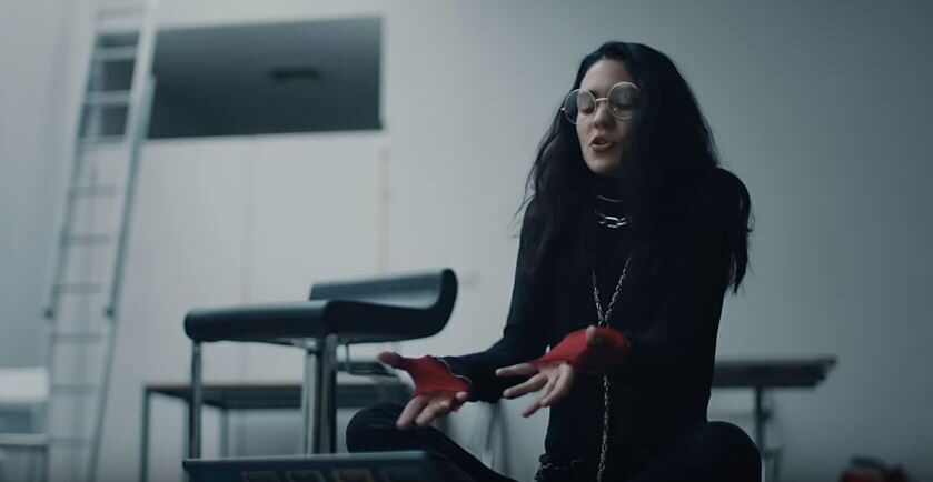 Grimes estrena canción en comercial de Apple