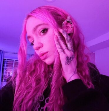 Grimes comparte teaser de “100 Percent Tragedy”