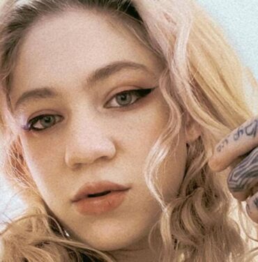 Lo nuevo de Grimes es una 'ópera espacial sobre un romance lésbico'