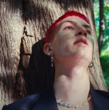Gus Dapperton comparte el video de “Bluebird”