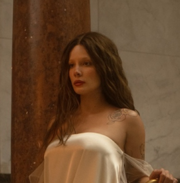 Halsey comparte remixes de “I am not a woman, I’m a god”