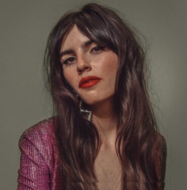 Hazel English estrena 