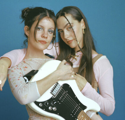 Hinds estrena “Boom Boom Back” con Beck