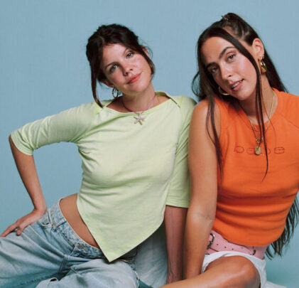 Hinds desenfrena en “The Bed, The Room, The Rain and You“