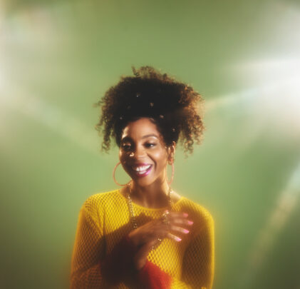 Hollie Cook comparte “Happy Hour”