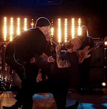 IDLES interpreta su canción “Model Village” junto a slowthai