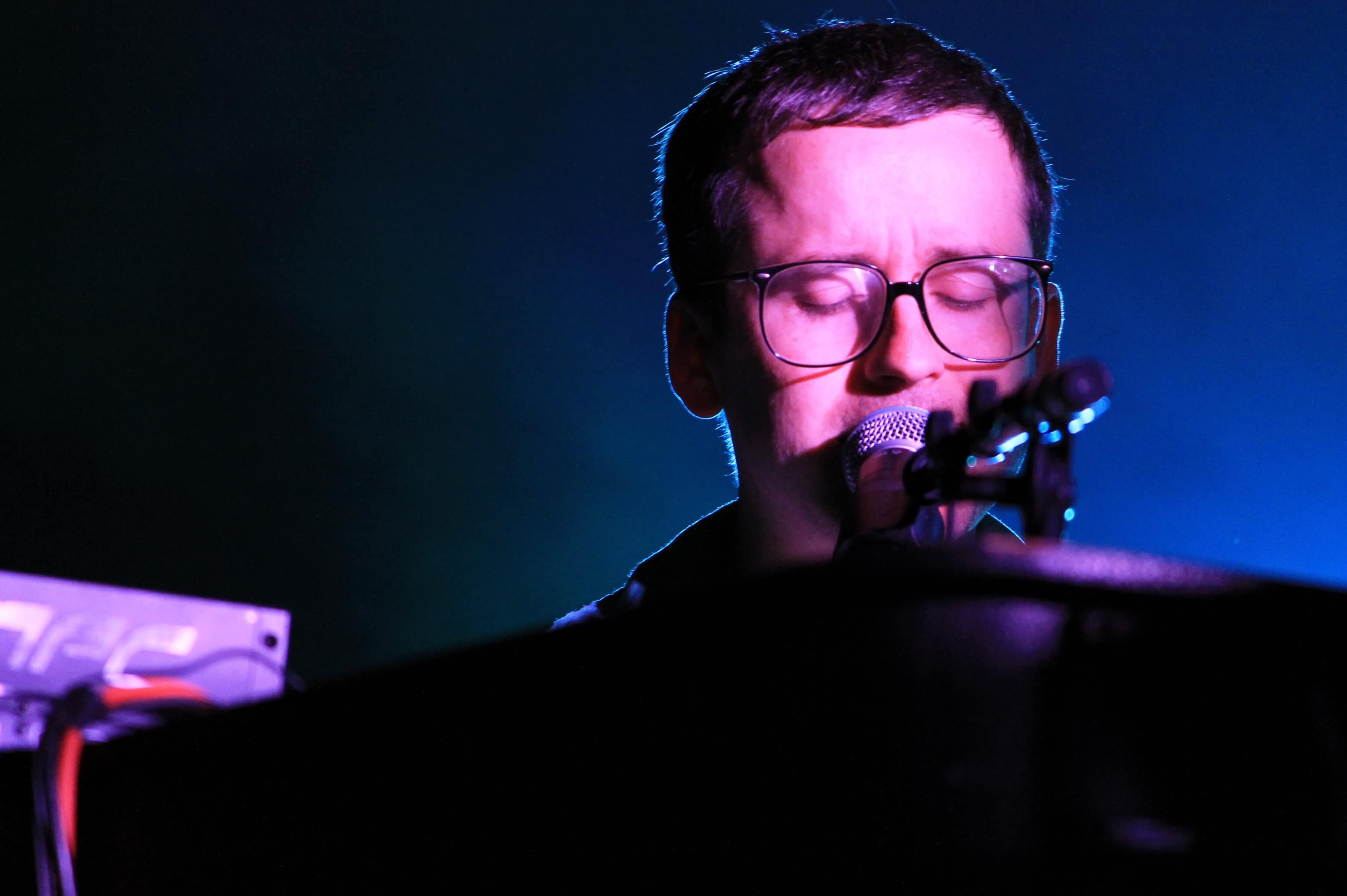 Hot Chip dirigiendo la coreografía en el Pepsi Center