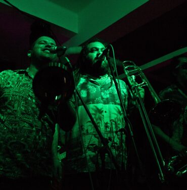 Una noche de baile con los grandes pecadores de Chico Trujillo