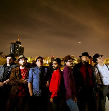 Música balcánica a ritmo de cumbia y guaracha: La Internacional Sonora Balkanera