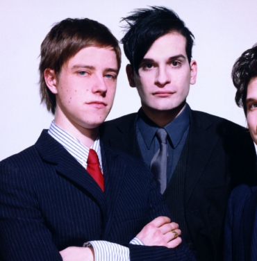 Interpol comparte 'The Black EP' para celebrar los 20 años de 'Turn On The Bright Lights'