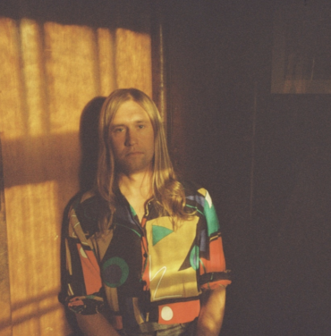Jaakko Eino Kalevi comparte el cover de “Left Outside Alone”