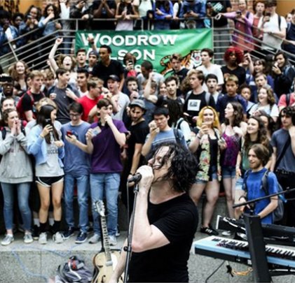 Jack White se presenta en una escuela