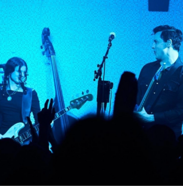 Jack White toca junto a su hija en el escenario