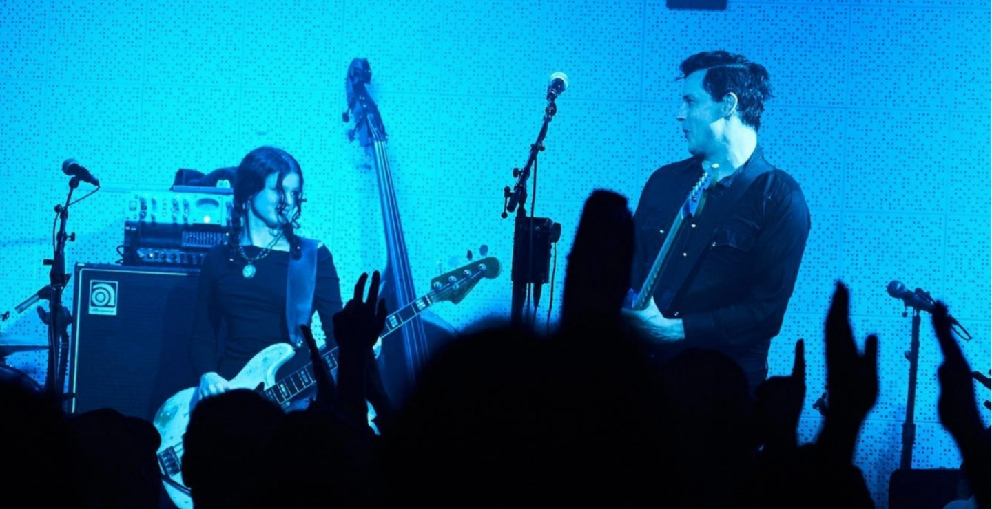 Jack White toca junto a su hija en el escenario