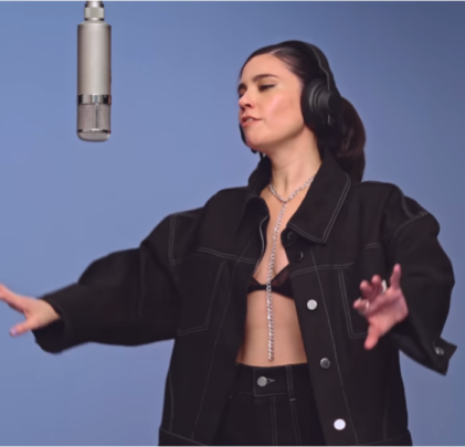 Javiera Mena estrena “Debilidad” en Colors Show