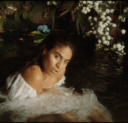 Jessie Reyez comparte el video de “No One’s In The Room”