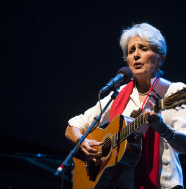 Joan Baez y el discreto encanto de lo acústico