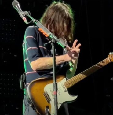 John Frusciante de Red Hot Chili Peppers sufre calambre en concierto