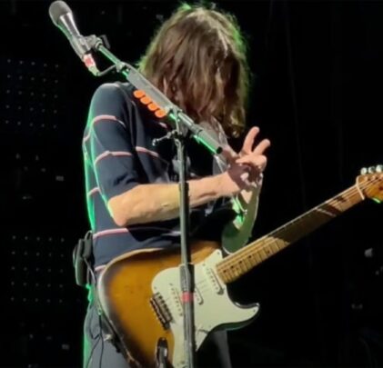 John Frusciante de Red Hot Chili Peppers sufre calambre en concierto