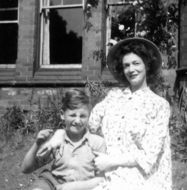 Disfruta del video remasterizado de “Mother” de John Lennon