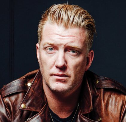 Josh Homme interpreta “Villains of Circumstance” en el baño