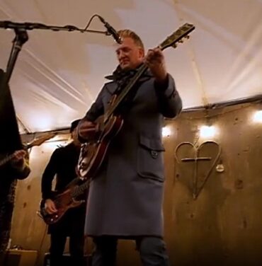 Músicos de Foo Fighters, QOTSA y más se unen en jam session