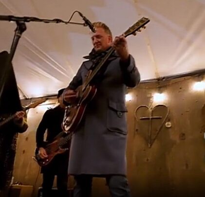 Músicos de Foo Fighters, QOTSA y más se unen en jam session