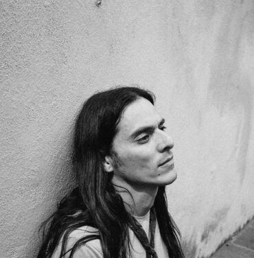 PREMIERE: Juan Moreno presenta video de “Atemporal”