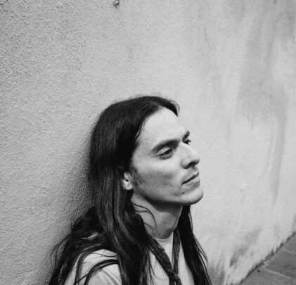 PREMIERE: Juan Moreno presenta video de “Atemporal”