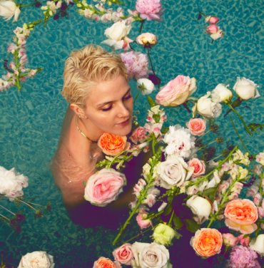 PREMIERE: Julia Anrather estrena “Dorothy”